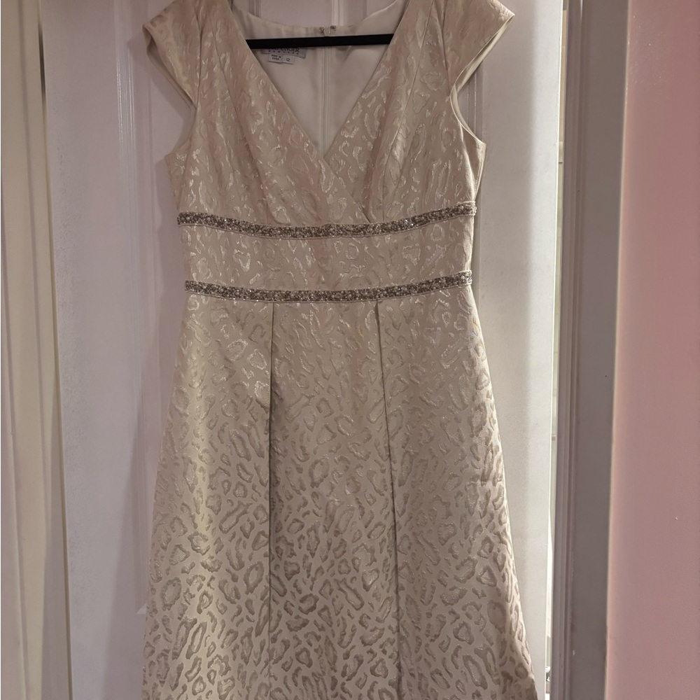 Kay Unger Cream and Silver Patterned  Dress